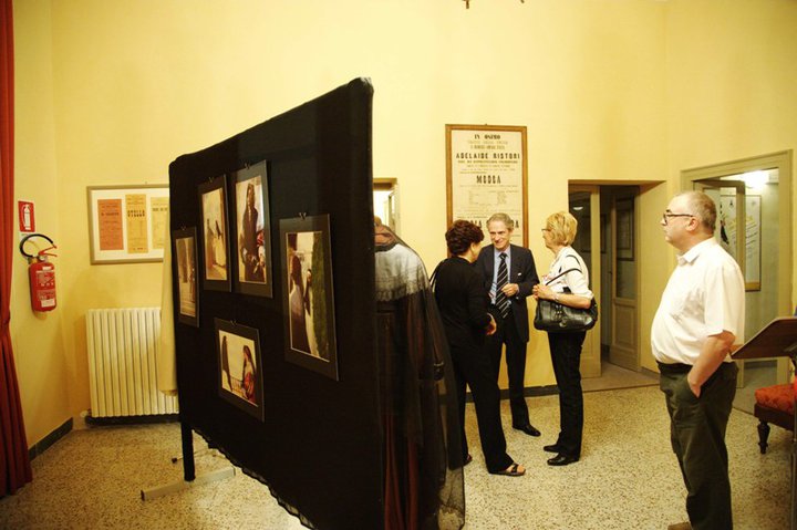 Osimo, Foyer del Teatro La Nuova Fenice – 27 maggio 2011. Un percorso espositivo che unisce le immagini scolpite dall’obiettivo dei fotoamatori del Circolo fotografico Avis M.Giacomelli e i costumi di scena realizzati per le rappresentazioni operistiche allestite dall’ Accademia d’Arte Lirica di Osimo. 