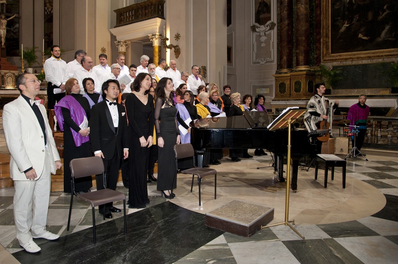 Osimo, Basilica San Giuseppe da Copertino – 14 dicembre 2012. Solisti dell’Accademia d’Arte Lirica, Corale Alessandro Borroni, chitarra Cesare Sampaolesi, percussioni Marco Lorenzetti, direttore e pianista Riccardo Lorenzetti.