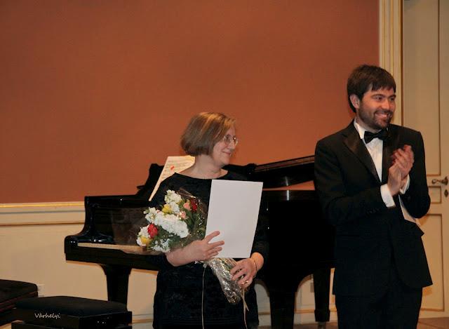 Roma, Palazzo Falconieri, Sede Accademia d’Ungheria – 27 aprle 2012. Concerto dedicato agli autori romantici del XIX secolo, con il seducente titolo di “Ottocento romantico”. Frutto della collaborazione tra l’Accademia di Osimo e l’Accademia di Ungheria a Roma, l’evento nasce da un seminario tenuto dal soprano Sylvia Sass, una delle figure di spicco nel teatro lirico internazionale, riconosciuta in Italia dal 1977 (con Macbeth al Regio di Torino) come grande interprete verdiana e pucciniana. Protagonisti i Solisti dell’Accademia d’Arte Lirica accompagnati al pianoforte da Harriet Lawson.