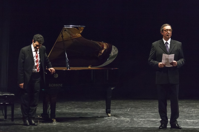 Osimo, Teatro La Nuova Fenice – 13 dicembre 2014. All’evento, oltre ai cantanti dell’Accademia d’Arte Lirica, ha visto la partecipazione di novanta alunni dell’Istituto Comprensivo C.G. Cesare che formavano il coro voci bianche e ventisette bravissime allieve del “Balletto di Osimo” diretto da Adua De Candia. Al pianoforte Alessandro Benigni.