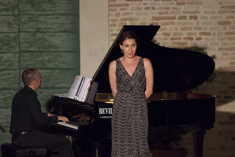 Osimo, Cortile Palazzo Simonetti – 10 agosto 2014. Musiche di Mozart, Donizetti, Rossini, Puccini, Leoncavallo. Solisti dell’Accademia d’Arte Lirica. Al pianoforte Riccardo Lorenzetti.