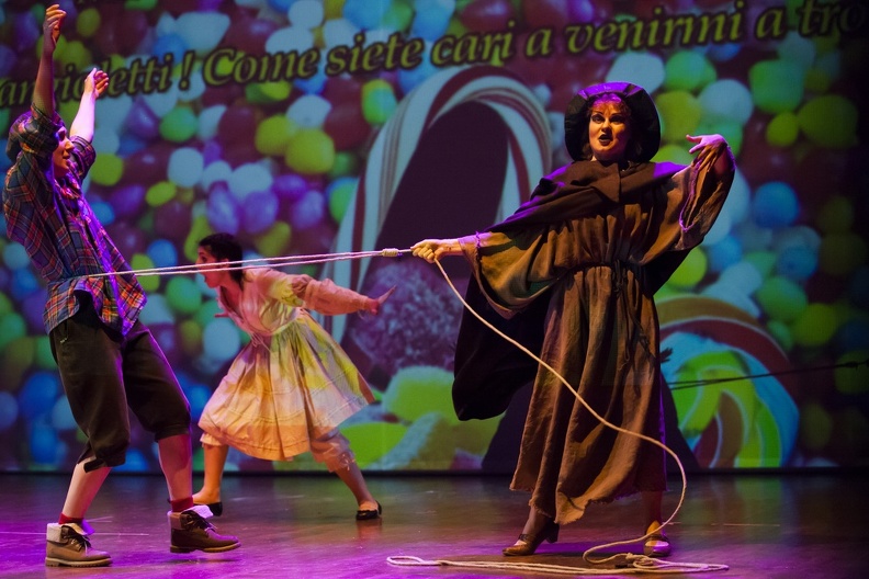 Osimo, Teatro La Nuova Fenice – 24/25 maggio 2014. Hänsel e Gretel, l’opera di Engelbert Humperdinck, tratta dalla fiaba dei fratelli Grimm. Il capolavoro musicale tedesco, nato in pieno clima wagneriano è affidato alle voci dei giovani cantanti dell’Accademia d’Arte Lirica in collaborazione con l’Istituto Comprensivo Fratelli Trillini. Al pianoforte Ettore Papadia nel ruolo di direttore musicale che con la collaborazione di Alessandro Benigni ha avuto la responsabilità non solo del cast internazionale di protagonisti, ma anche del coro di voci bianche, curato da Riccardo Lorenzetti e composto dagli alunni delle scuole elementari e medie dell’Istituto Comprensivo Fratelli Trillini. La novità dell’allestimento è il coinvolgimento dei giovanissimi studenti che, guidati dai loro insegnanti, hanno preso parte ad un’esperienza formativa straordinaria: un laboratorio di lettura, recitazione, danza, mimo, disegno. La regia di Matteo Mazzoni guida le componenti vocali e sceniche dello spettacolo. Alla complessa produzione hanno partecipato i docenti dell’Accademia e gli insegnanti dell’Istituto Trillini. Compagnia di canto Personaggi e interpreti: Pietro,padre Robson BUENO TAVARES; Geltrude, sua moglie Anastasia PIROGOVA; Hansel, loro figlio Tatia JIBLADZE; Gretel, loro figlia Sara DE FLAVIIS; La strega Marzapane Anastasia PIROGOVA: Fata sabbiolina Magdalena KRYSZTOFORSKA; Fata rugiadosa Liliya KADNIKOVA. 