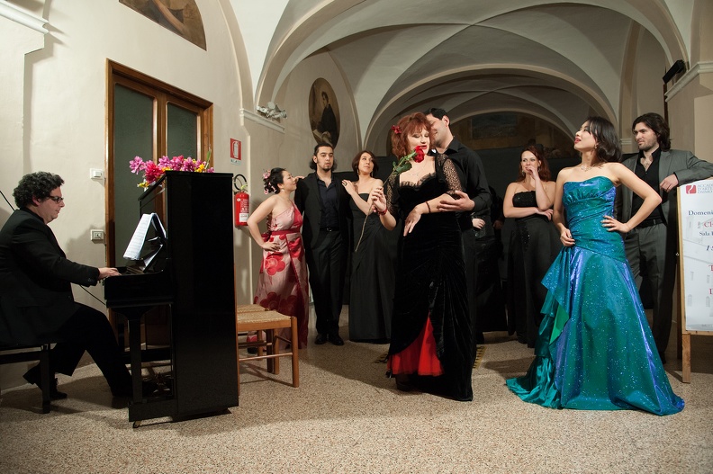 Osimo, Chiostro San Francesco, Sala San Francesco e Sala Bocchetti – 9 febbraio 2014. Tra Sacro e Profano, musiche di Haendel, Monteverdi, Pergolesi. Al pianoforte Riccardo Lorenzetti. Da Mozart a Puccini, musiche di Mozart, Donizetti, Bizet, Cilea, Puccini. Al pianoforte Ettore Papadia. Solisti dell’Accademia d’Arte Lirica. 