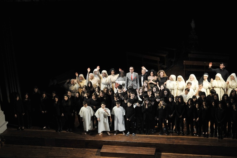 Osimo, Teatro La Nuova Fenice - 21 Maggio 2016. Sabato 21 Maggio, al Teatro La Nuova Fenice di Osimo, è andata in scena Suor Angelica, il capolavoro di Giacomo Puccini, nato sul palcoscenico della Metropolitan Opera di New York nel 1918. E’ stata l’occasione per ascoltare i solisti dell’Accademia d’Arte Lirica, sotto la guida di Alessandro Benigni, direttore musicale al pianoforte, nella messa in scena di Matteo Mazzoni, che ha ricostruito il clima claustrale in cui si muove la storia narrata dal librettista Gioacchino Forzano. L’opera, quasi totalmente al femminile, ha rivelato le preziose vocalità delle giovani artiste dell’Accademia, che hanno dato vita ai personaggi della commovente vicenda. Nel travolgente finale ha cantato il coro di voci bianche dell’Istituto Comprensivo “C. G. Cesare”, diretto da Rosa Sorice. L’opera pucciniana mancava da Osimo dal 1988, quando fu allestita sul sagrato del Duomo. 