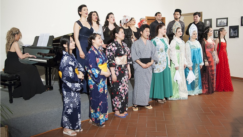 Venerdì 3 giugno, presso il Chiostro San Francesco di Osimo, si è svolto l'appuntamento con “I Canti della loro Terra”, un concerto che ha visto protagonisti venti solisti provenienti da Armenia, Georgia, Russia, Azerbaijian, Giappone, Brasile, Tunisia ed Italia, accompagnati al pianoforte da Mirca Rosciani. “I Canti della loro Terra” è una festa dedicata al folklore delle varie Nazioni, con un accattivante programma di canzoni popolari e di melodie di alcuni noti compositori che hanno attinto dal patrimonio nazionale dei loro Paesi. Con questo evento, l’Accademia d’Arte Lirica di Osimo prosegue la tradizione pluriennale di ricordare, attraverso la musica popolare dei Paesi da cui provengono i giovani cantanti, la vocazione internazionale di una Istituzione formativa conosciuta in tutto il mondo quale “università della lirica”. 