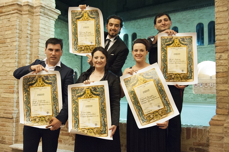 Osimo, Chiostro San Francesco - 10 Giugno. Venerdì 10 giugno presso il Chiostro San Francesco di Osimo, “Opera in Concerto” ha offerto una carrellata di grandi scene dalle opere di Cimarosa, Mozart, Donizetti, Bizet, Massenet, Offenbach, Verdi e Puccini, concertate al pianoforte da Alessandro Benigni. Un programma ricchissimo: terzetti da Matrimonio segreto, Carmen e Manon, duetti da Nozze di Figaro, Don Pasquale, Racconti di Hoffmann; scene da Figlia del reggimento e Falstaff, l’intero finale del primo atto di Bohème. 