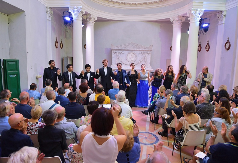 Maiolati Spontini, Chiesa di San Giovanni - Domenica 11 Settembre. A Maiolati Spontini, città natale di Gaspare Spontini, i solisti dell’Accademia d’Arte Lirica di Osimo, accompagnati al pianoforte da Alessandro Benigni, hanno vissuto l’emozione di cantare brani dall’Agnese di Hohenstaufen nel concerto “Salotto Agnese” nell’ambito del XVI Festival Pergolesi Spontini. Il concerto si è tenuto nella Chiesa di San Giovanni sotto la tomba del grande compositore. Foto BINCI per gentile concessione della Fondazione Pergolesi Spontini. 