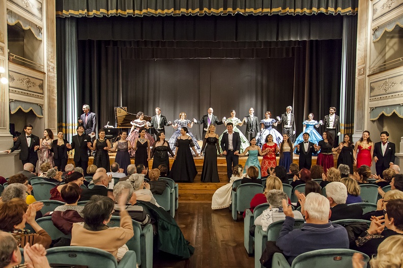 Osimo, Teatro La Nuova Fenice - 21 Febbraio 2016. Un concerto festoso e pieno di romantica gioia di vivere è stato offerto dall’Accademia d’Arte Lirica domenica. Sotto il titolo di una commedia di Alfred De Musset, “Non si scherza con l’amore”, sono state raccolte le musiche dei grandi operisti dell’Ottocento: Rossini, Donizetti, Thomas, Verdi e Puccini. Accanto alle giovani voci dei Solisti dell’Accademia osimana ha agito sul palcoscenico il complesso dell’Accademia di Danze Ottocentesche di Ancona. Mirca Rosciani, al pianoforte, ha guidato una nutrita squadra di cantanti che di volta in volta sono stati protagonisti di arie, duetti e terzetti, per poi calarsi nella complessa scrittura delle pagine corali. Si ringrazia l'Accademia di Danze Ottocentesche di Ancona per la gradita partecipazione e il Circolo Fotografico Avis Giacomelli nella persona di Maurizio Silvestrini per la preziosa collaborazione.