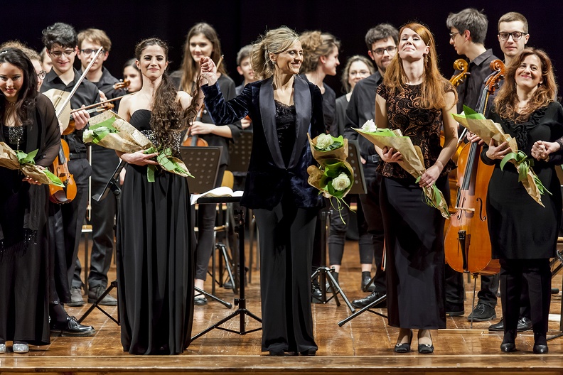 Osimo, Teatro La Nuova Fenice - 13 Marzo. Il Teatro la Nuova Fenice di Osimo ha fatto da cornice all’esecuzione dello Stabat Mater di Pergolesi. Un’occasione unica che ha unito l’Accademia d’Arte Lirica di Osimo, il più antico centro di perfezionamento per giovani cantanti, alla più recente formazione orchestrale, la Gioachino Orchestra di Pesaro, formata da strumentisti che contano in media solo quindici anni. Un concerto spirituale, che ha offerto uno dei capolavori del XVIII secolo, lo Stabat Mater di Giovanni Battista Pergolesi, preceduto da uno dei più celebri concerti di Vivaldi, in sol maggiore “alla Rustica”. Un evento tutto al femminile: sul podio è salita Mirca Rosciani, Donatella Dorsi alla tastiera dell’organo, e le voci del soprano armeno Maria Sardaryan e del contralto ungherese Dalma Krajniak insieme alle altre soliste dell’Accademia, soprani e mezzosoprani, nelle parti fugate. 