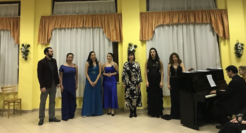  Osimo, casa di riposo P. Bambozzi - 10 Dicembre 2017. Solisti dell'Accademia d'Arte Lirica : Soprani: Tina Chikvinidze, Maria Gougousi, Cansin Nehir Gunduz, Nino Topadze, Le Wang Mezzosoprano: Natsuko Kita. Tenore: Anzor Pilia Pianoforte: Alessandro Benigni