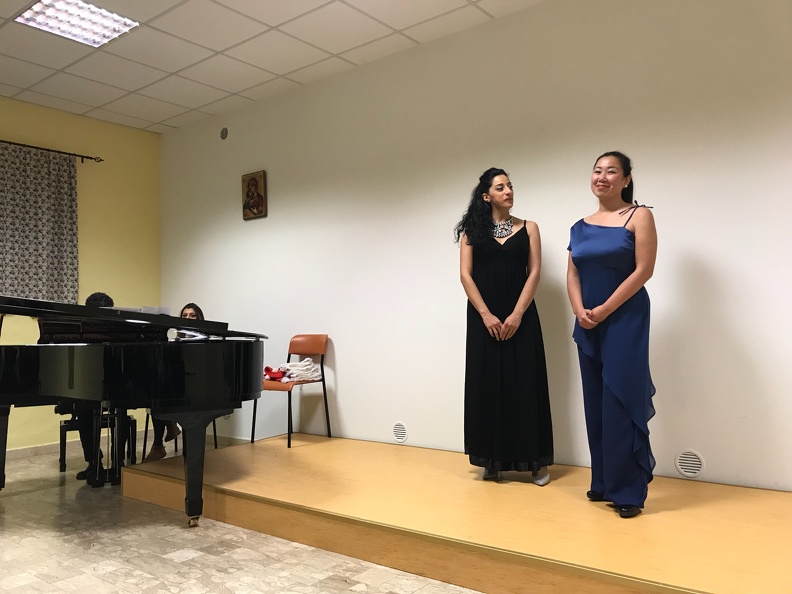 Osimo stazione, sala parrocchiale - 12 Dicembre 2017. Solisti dell'Accademia d'Arte Lirica: Soprani: Cansin Nehir Gunduz, Nino Topadze, Tina Chikvinidze, Maria Gougousi, Chiara Carbone, Tsisana Giorgadze; Mezzosoprano: Natsuko Kita; Tenore: Anzor Pilia. Pianoforte: Alessandro Benigni 