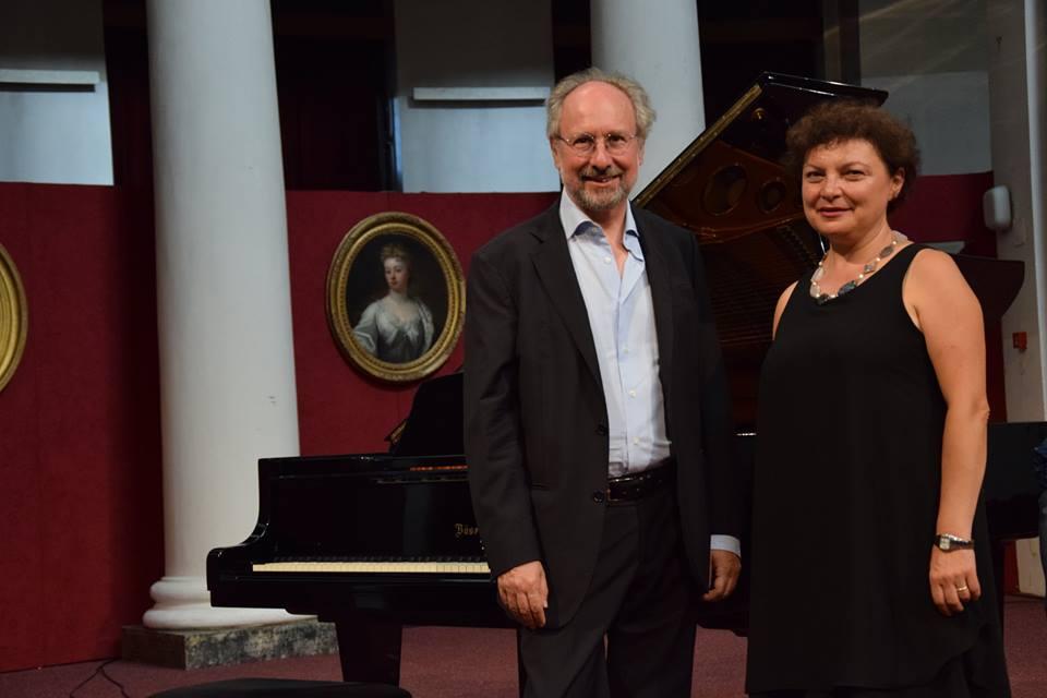 Varsavia, Galleria Porczynskich - sabato 4 agosto 2018, concerto conclusivo della Master class organizzata dall'Accademia d’Arte Lirica di Osimo con la Fondazione Amicus Arte. Vincenzo De Vivo e Ala Simoni hanno lavorato con alcuni giovani artisti polacchi, con la collaborazione della pianista Anna Marchwinska. 