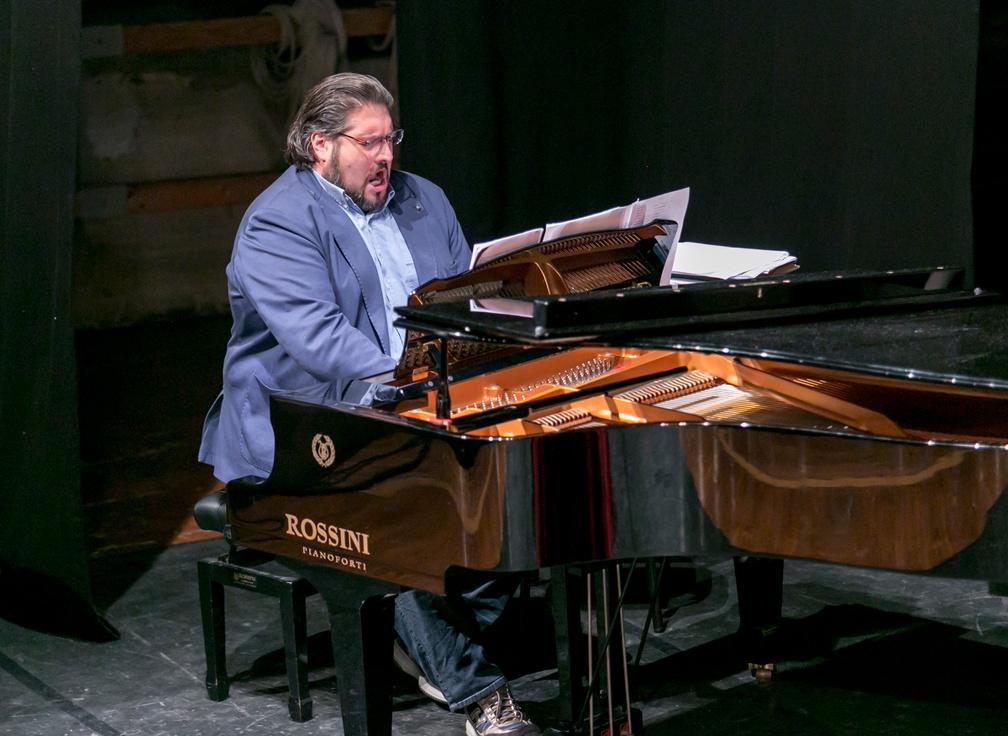 Osimo,Teatro La Nuova Fenice - venerdì 14 dicembre I Solisti dell’Accademia d’Arte Lirica di Osimo con il pianista Alessandro Benigni, hanno proposto “Il Natale dei poeti”, un evento in cui musica e poesia si sono fuse con le tradizioni della festa più amata dell’anno. Al clima festoso hanno contribuito i giovani allievi della Scuola del Balletto di Osimo di Adua De Candia ed il coro di voci bianche, gli alunni della Scuola Primaria Bruno da Osimo. Sorpresa finale Nicola Alaimo, baritono. 