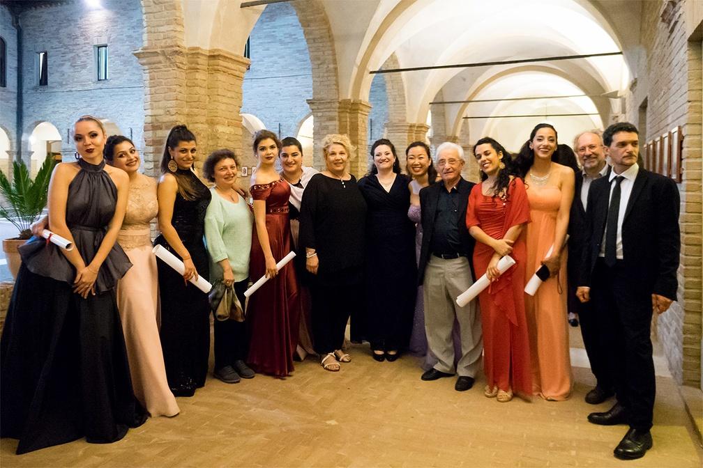 Venerdì 8 giugno, il Chiostro San Francesco di Osimo ospita il concerto di chiusura dell’Anno Accademico dell’Accademia d’Arte Lirica,con un programma che, sotto il titolo OPERA IN CONCERTO, raccoglie pagine da alcuni tra i grandi Autori del melodramma dell’Ottocento. I solisti dell’Accademia - col pianista Alessandro Benigni – affrontano scene d’opera complesse e articolate. Durante la serata sono stati consegnati gli attestati di frequenza ai giovani artisti che hanno concluso il loro ciclo di studi in accademia. Si ringrazia per il servizio fotografico il Circolo Fotografico AVIS M.Giacomelli BFI nella persona di Sauro Strappato.