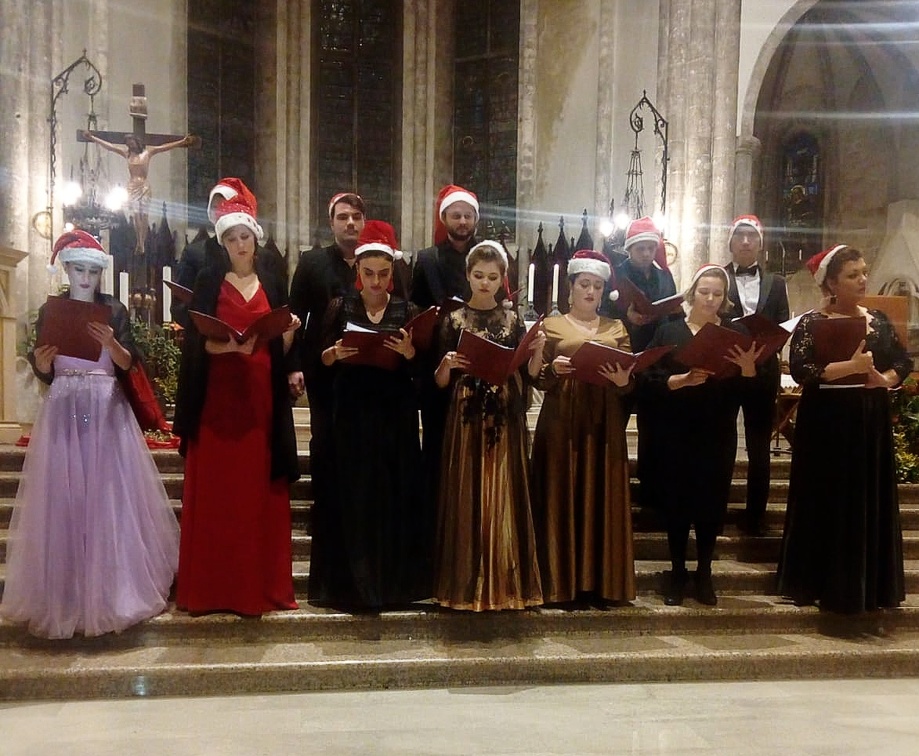 Ascoli Piceno, Tempio Monumentale di San Francesco, Sabato 01 Dicembre 2018. Un concerto spirituale con i solisti dell'Accademia d'Arte Lirica di Osimo: brani d'opera, canzoni, canti natalizi, di Rossini, Verdi, Gounod, Halevy, Humperdinck, Tosti, Debussy, Ravel. 