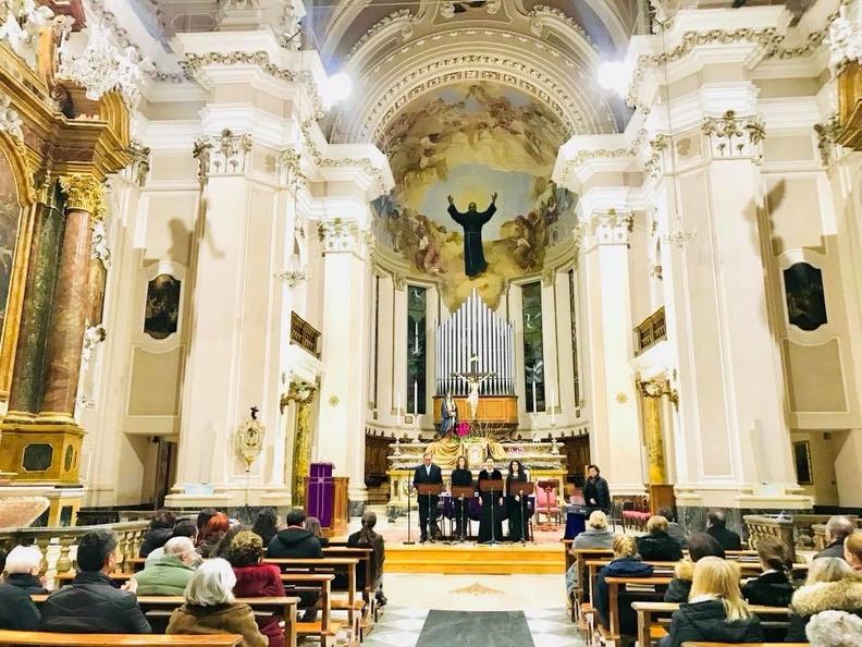 Basilica San Giuseppe da Copertino di Osimo, venerdì 9 marzo,Una serata piena di pathos e raccoglimento nel concerto che solisti dell’Accademia d’Arte Lirica, accompagnati al pianoforte da Alla Simoni, hanno per commemorare la Quaresima con canti e letture del periodo liturgico. 