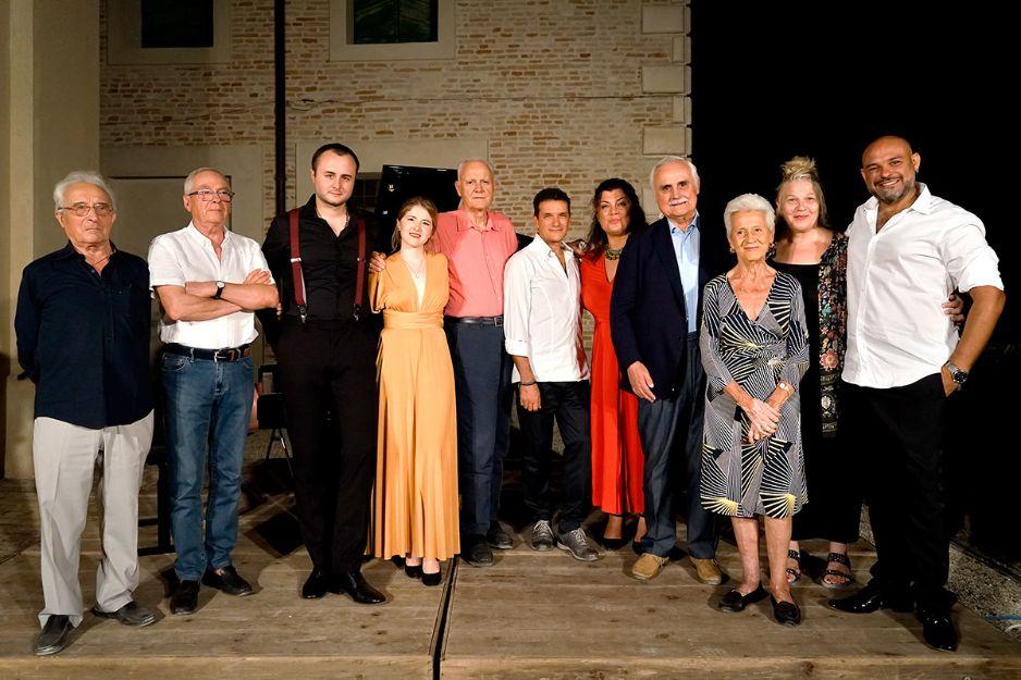 Osimo, Palazzo Simonetti - Sabato 10 Agosto 2019 - "Lirica al chiaro di luna". Uno scenario suggestivo, il cortile di Palazzo Simonetti (giardini di piazza Nuova), è stato il "teatro" per il concerto Lirica al Chiaro di Luna. Ancora una volta i solisti dell’Accademia d’Arte Lirica sono stati impegnati in occasione dell’evento annuale “Calici di stelle” per l’appuntamento en plein air presso la storica dimora con al pianoforte Alessandro Benigni. E' stata un’occasione per ascoltare un ampio repertorio di arie d’opera e melodie tratte dalla tradizione partenopea. Si ringrazia per le foto il circolo fotografico Avis Giacomelli nella persona di Sauro Strappato. 