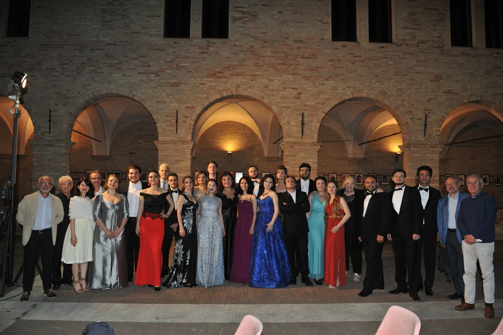 Osimo, Chiostro San Francesco - Venerdì 7 giugno 2019 - "Opera seria e buffa in concerto”. I solisti dell'Accademia d'Arte Lirica di Osimo, con Alessandro Benigni al pianoforte, hanno chiuso l’anno accademico con un affascinante concerto dal programma variegato che si è aperto con un quartetto meditativo pergolesiano, ed ha alternato scene dall’opera comica di Mozart, Cimarosa e Rossini a momenti di grande emotività dal capolavoro tragico di Donizetti, Lucia di Lammermoor, pagine vibranti dalla pucciniana Bohème, per concludersi con un frizzante vaudeville dalla Carmen di Bizet. Al termine della serata si è svolta la consegna dei diplomi agli allievi che hanno completato con profitto il loro percorso di studi accademico. Ph Bruno Severini 